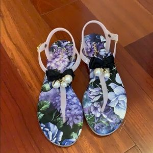 These sandals have only been worn 2 twice.